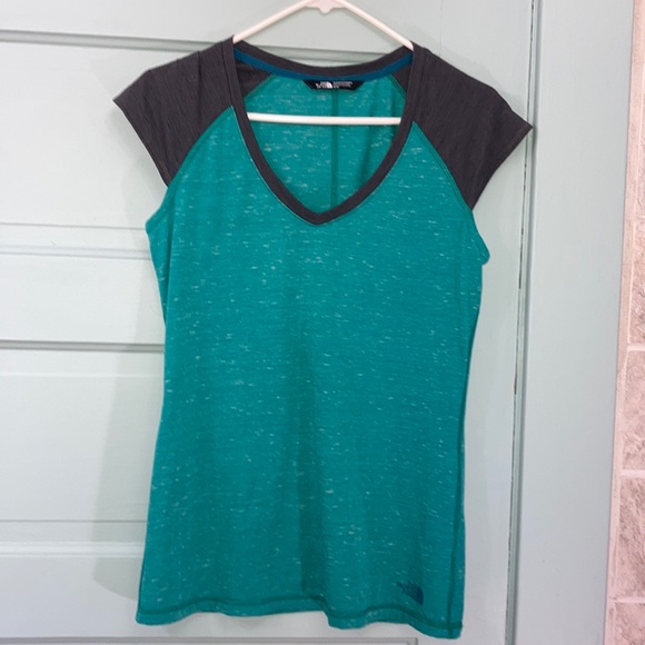 North Face Jacket and 2 tees M - Picture 4 of 5